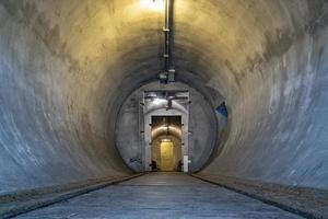 dentro del refugio antiaéreo túnel mussolini en roma foto