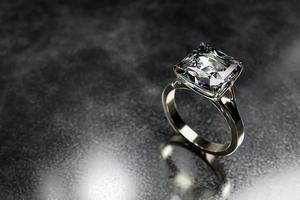 un anillo cuadrado de platino y diamantes se muestra en representación 3d sobre un fondo metálico negro. foto