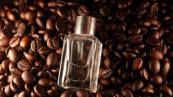 perfume en granos de café botella transparente con perfume