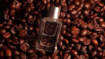 perfume en granos de café botella transparente con perfume