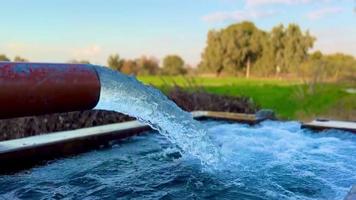 sistema de agua de riego de pozo de tubo en la aldea video