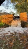 tubo bene irrigazione acqua sistema nel villaggio video