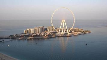 Dubai, Förenade Arabemiraten ,Mars 20 av 2021 panorama av bluwater ö dubai.view av stor ferris weel. video