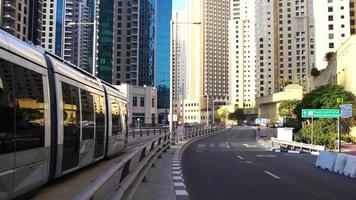 dubai, vae - 16. märz neue straßenbahnverbindung in der stadt dubai. 16. märz 2021 in dubai, vereinigte arabische emirate video