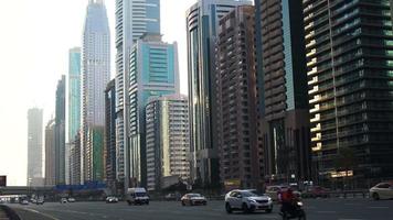 dubai, emiratos árabes unidos, 20 de febrero de 2021. dubai,sheikh zayed road,y vista del museo desde sheikh zayed road video