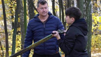 père et fils, entraînement crossfit sur terrain de jeu video