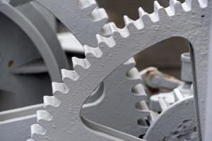 Detalle de la rueda del cabrestante industrial de hierro foto