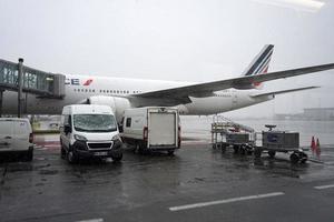 París, Francia - 19 de marzo de 2018 - aeropuerto de París cubierto de nieve foto