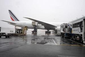 París, Francia - 19 de marzo de 2018 - aeropuerto de París cubierto de nieve foto