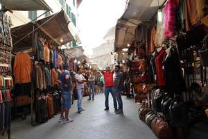 florencia, italia - 1 de septiembre de 2018 - gente comprando en el mercado de cuero de la ciudad vieja foto