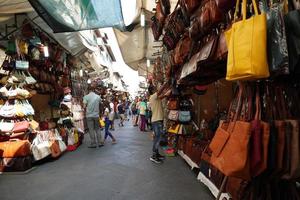 florencia, italia - 1 de septiembre de 2018 - gente comprando en el mercado de cuero de la ciudad vieja foto