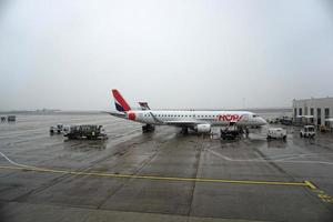 París, Francia - 19 de marzo de 2018 - aeropuerto de París cubierto de nieve foto