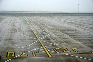 París, Francia - 19 de marzo de 2018 - aeropuerto de París cubierto de nieve foto