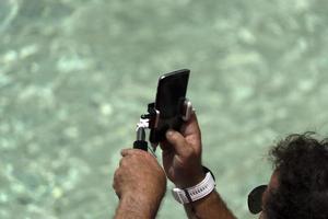 turista tomando selfie en fontana di trevi fontana roma foto