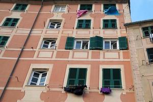 camogli, liguria, italia pintoresca aldea de pescadores casas pintadas foto