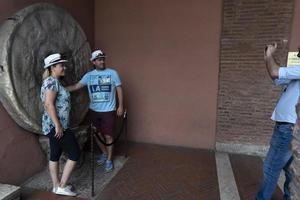 roma, italia - 15 de junio de 2019 - turista probando la máscara de la boca de la verdad foto