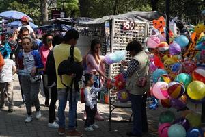 ciudad de méxico, 3 de febrero de 2019 - parque de la ciudad de chapultepec lleno de gente el domingo foto