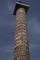 columna de marco aurelio en roma piazza colonna place foto