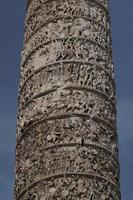 columna de marco aurelio en roma piazza colonna place foto