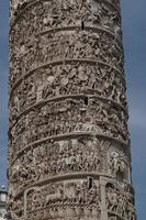 columna de marco aurelio en roma piazza colonna place foto
