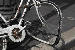 rueda rota bicicleta abandonada foto
