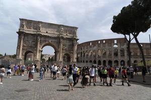 roma, italia - 14 de junio de 2019 - el coliseo y los caminos romanos están llenos de turistas foto