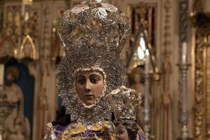 Murcia, España - 25 de marzo de 2019 - madre e hijos esperando la bendición de la virgen de la fuensanta foto