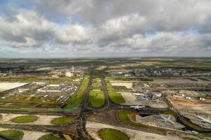 París, Francia - 7 de noviembre de 2019 - Aeropuerto de París CDG aterrizando y cargando carga y pasajeros foto