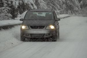 neumático de nieve de invierno del detalle del coche foto