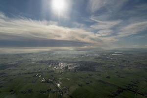 niebla y nubes vista aérea del área de amsterdam foto