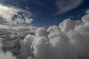 cielo nublado desde la ventana del avión mientras volaba foto