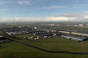 vista aérea del área de operaciones y construcción del aeropuerto de schiphol amsterdam después del despegue foto