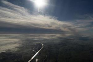 niebla y nubes vista aérea del área de amsterdam foto