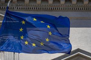 ondeando la bandera azul europea en roma foto