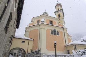 pueblo medieval de bormio valtellina italia bajo la nieve en invierno foto