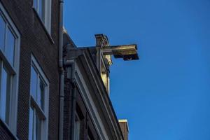 detalle del gancho del edificio del centro de la ciudad de amsterdam foto