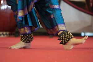 detalle de pie de danza tradicional india foto