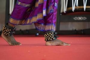 detalle de pie de danza tradicional india foto