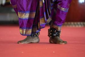 detalle de pie de danza tradicional india foto