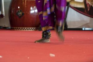 detalle de pie de danza tradicional india foto