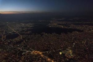 ciudad de méxico vista aérea nocturna panorama de tráfico pesado foto