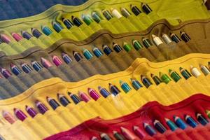 lápiz de muchos colores en soporte de exhibición foto