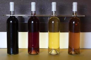 diferentes botellas de vino azores tinto, rosa, naranja, blanco foto
