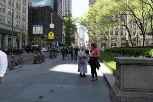 nueva york, estados unidos - 6 de mayo de 2019 - 5ta avenida llena de gente foto