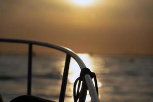 puesta de sol en el puerto de chioggia de la laguna de venecia desde un barco foto