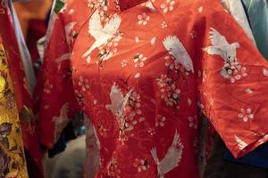 muchos vestidos de kimono japonés en el mercado foto