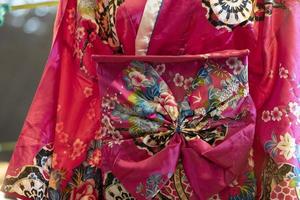 muchos vestidos de kimono japonés en el mercado foto