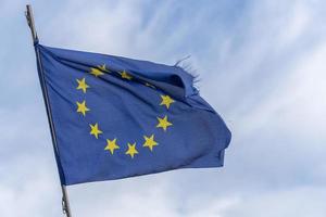ondeando la bandera azul europea en roma foto