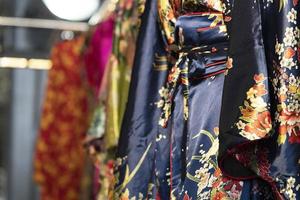 muchos vestidos de kimono japonés en el mercado foto