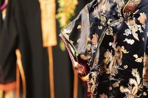 muchos vestidos de kimono japonés en el mercado foto